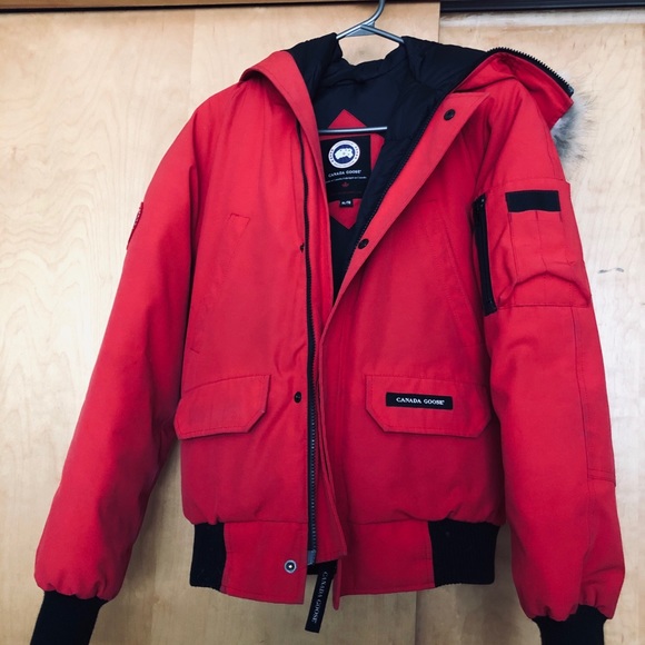 a red jacket (bomber) Canada Goose 🇨🇦 - Picture 2 of 6
